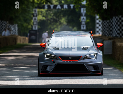 Chichester, UK - Juli 2013: SEAT Leon Cup Racer in Aktion auf dem Goodwood Festival of Speed am 13. Juli 2013. Stockfoto