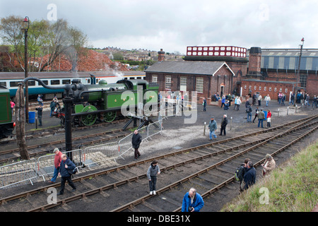 Gresley N2 0-6-2 t Tenderlok 1744 in Dampf am Barrow Hill Lokschuppen, Chesterfield, Derbyshire Stockfoto