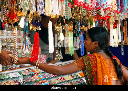 Frauen kaufen bei Schmuck Armreifen stall Stockfoto