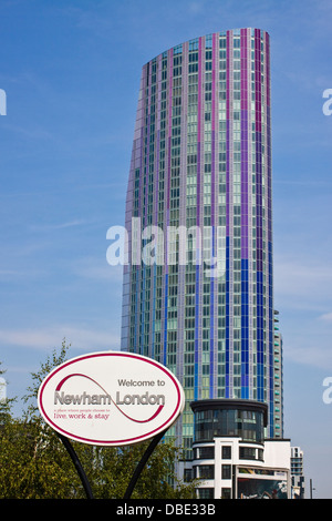 Herzlich Willkommen Sie in Newham London Zeichen vor Hochhaus Entwicklung in Stratford Stockfoto
