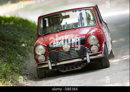 Chichester, UK - Juli 2013: Morris Cooper S in Aktion auf der Rallye-Bühne auf dem Goodwood Festival of Speed am 14. Juli 2013. Stockfoto