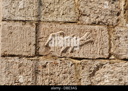 Republik von Albanien. Moscopole. Kloster des Heiligen Johannes des Täufers. 17. Jahrhundert. Von außen. Detail. Relief. Stockfoto