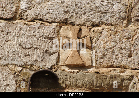 Republik von Albanien. Moscopole. Kloster des Heiligen Johannes des Täufers. 17. Jahrhundert. Von außen. Detail. Zu überqueren. Stockfoto