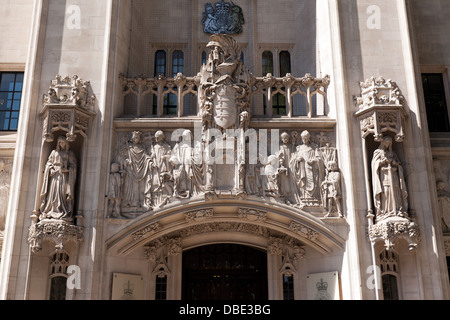 Eine steinerne Zufrieren der Haupteingang zum Middlesex Guildhall, Parliament Square, London. Stockfoto