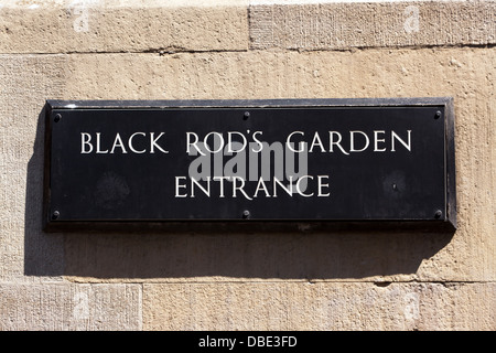 Ein Schild an den Houses of Parliament für Black Rod Garten Eingang. Stockfoto