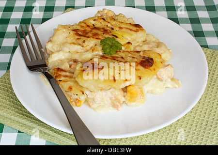 Traditionelle hausgemachte Fisch Pie serviert auf einer Platte Einstellung mit knusprigem Kartoffelpüree auf der Oberseite Stockfoto