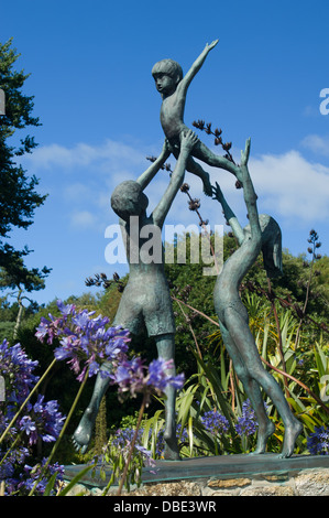 Bronzestatue des Namens Tresco Kinder durch David Wynne, Tresco Klostergarten, Tresco, Isles of Scilly, England Stockfoto