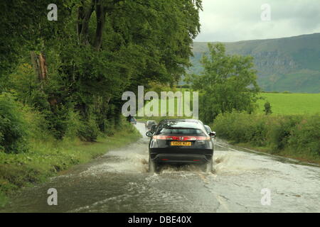 Lennoxtown, Glasgow, Schottland, Großbritannien. 29. Juli 2013. Schwere Regenfälle Regen verursachen Überschwemmungen und schwierige Fahrbedingungen B822 Campsie unterwegs, Lennoxtown, in der Nähe von Glasgow. Paul Stewart/Alamy News Stockfoto