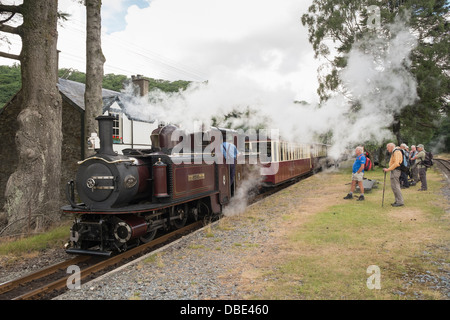 Menschen und Dampf Zug in der Station Dduallt Erbe wieder Eisenbahn in Snowdonia-Nationalpark, Gwynedd, Nordwales, UK Stockfoto