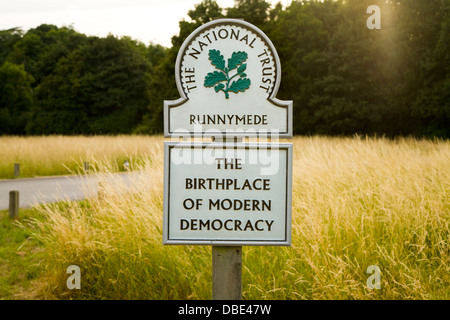 National Trust Zeichen / Wegweiser / post; Runnymede, Surrey. VEREINIGTES KÖNIGREICH. Runnymede war der Ort der Unterzeichnung der Magna Carta im Jahr 1215. Stockfoto