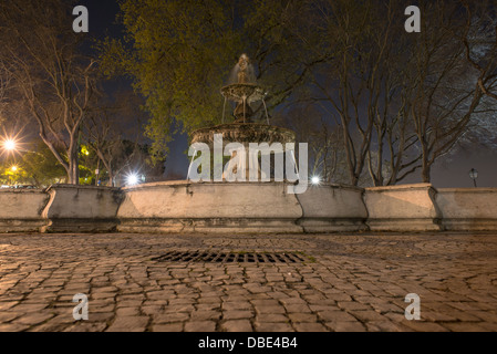 Brunnen in der Nacht um Miradouro San Pedro de Alcantara von Bairro Alto, Lissabon, Portugal Stockfoto