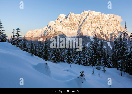 Österreich, Tirol, Ehrwald. Wetterstein Bergkette mit Mt. Zugspitze gesehen aus dem Westen bei Sonnenuntergang im Winter. Stockfoto