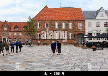 Straßenszene in historischen gepflasterte Stadtplatz in älteste dänische Stadt, Torvet, Ribe, Jütland, Dänemark, Skandinavien Stockfoto