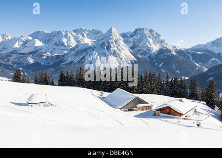 Österreich, Tirol, Ehrwald. Der Tuftel-Alm (Alpe) und das Mieminger Gebirge im Winter mit viel Schnee. Stockfoto