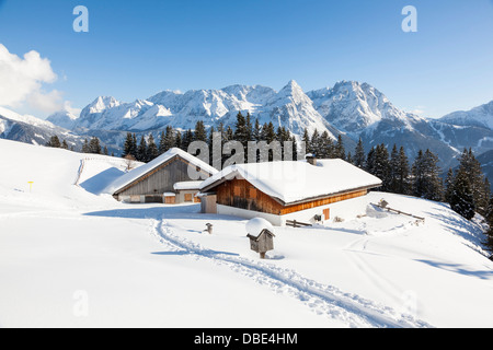 Österreich, Tirol, Ehrwald. Der Tuftel-Alm (Alpe) und das Mieminger Gebirge im Winter mit viel Schnee. Stockfoto