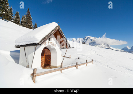 Österreich, Tirol, Ehrwald. Die Kapelle der Tuftel-Alm und der Wetterstein-Gebirgskette mit Mt. Zugspitze von Westen betrachtet. Stockfoto