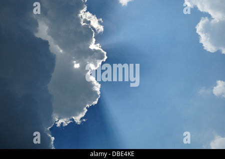 Sonnenlicht durch Cumulus-Wolken. Stockfoto