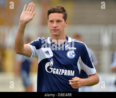 Leipzig, Deutschland. 29. Juli 2013. Schalke Julian Draxler Wellen an die Fans nach der freundlichen Fußball-match zwischen 1. FC Lokomotive Leipzig und FC Schalke 04 und Bruno-Plache-Stadion in Leipzig, Deutschland, 29. Juli 2013. Foto: HENDRIK SCHMIDT/Dpa/Alamy Live News Stockfoto