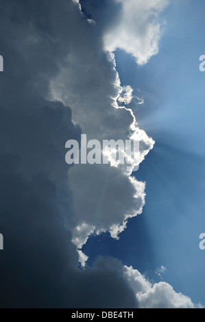 Sonnenlicht durch Cumulus-Wolken. Stockfoto