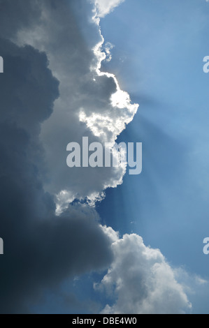 Sonnenlicht durch Cumulus-Wolken. Stockfoto