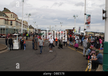 Massen der Zuschauer sehen den 25. Jahrestag Sunderland Airshow. Stockfoto