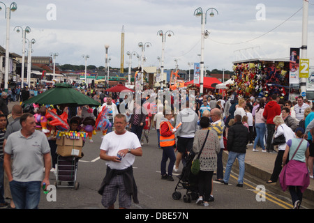 Massen der Zuschauer sehen den 25. Jahrestag Sunderland Airshow. Stockfoto