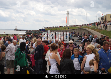 Massen der Zuschauer sehen den 25. Jahrestag Sunderland Airshow. Stockfoto