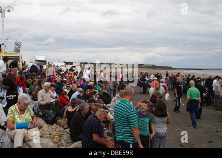 Massen der Zuschauer sehen den 25. Jahrestag Sunderland Airshow. Stockfoto