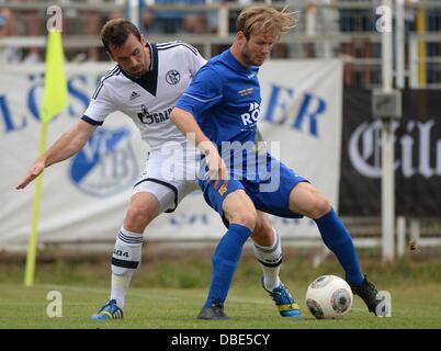 Leipzig, Deutschland. 29. Juli 2013. Schalke Christian Fuchs (L) wetteifert um den Ball mit der Leipziger Sebastian Seifert beim Freundschaftsspiel zwischen 1. FC Lokomotive Leipzig und FC Schalke 04 und Bruno-Plache-Stadion in Leipzig, Deutschland, 29. Juli 2013. Foto: HENDRIK SCHMIDT/Dpa/Alamy Live News Stockfoto