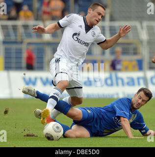 Leipzig, Deutschland. 29. Juli 2013. Schalke Christian Clemens (L) wetteifert um den Ball mit der Leipziger Kevin Kittler während das Freundschaftsspiel zwischen 1. FC Lokomotive Leipzig und FC Schalke 04 und Bruno-Plache-Stadion in Leipzig, Deutschland, 29. Juli 2013. Foto: HENDRIK SCHMIDT/Dpa/Alamy Live News Stockfoto