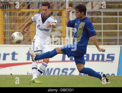 Leipzig, Deutschland. 29. Juli 2013. Schalke Julian Draxler (L) wetteifert um den Ball mit der Leipziger Raik Hildebrandt während das Freundschaftsspiel zwischen 1. FC Lokomotive Leipzig und FC Schalke 04 und Bruno-Plache-Stadion in Leipzig, Deutschland, 29. Juli 2013. Foto: HENDRIK SCHMIDT/Dpa/Alamy Live News Stockfoto