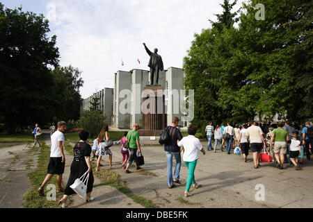 Baltijsk, Russland 28. Juli 2013 russische Marine Tag in Baltijsk mit großer Schiffe und Meer Luftwaffe Parade gefeiert.  Im Bild: Vladimir Ilyich Lenin-Denkmal in Kaliningrad Credit: Michal Fludra/Alamy Live News Stockfoto