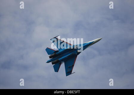 Baltijsk, Russland 28. Juli 2013 russische Marine Tag in Baltijsk mit großer Schiffe und Meer Luftwaffe Parade gefeiert.  Im Bild: Die Suchoi Su-27 zweimotorigen Supermanoeuverable Kampfflugzeuge Credit: Michal Fludra/Alamy Live News Stockfoto