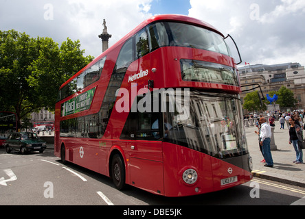 Neue "Routemaster" Bus am Trafalgar Square in London Stockfoto