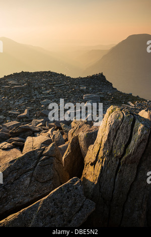 Blick vom felsigen Gipfel des Glyder Fach in Richtung Ogwen Valley Snowdonia Nationalpark, Wales Stockfoto