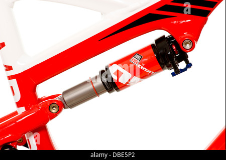Nahaufnahme der hinteren Stoßdämpfer auf dem Mountainbike Stockfoto