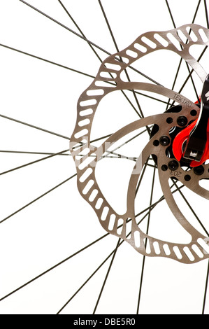 Nahaufnahme des vorderen Scheibenrotors auf einem Mountainbike. Stockfoto