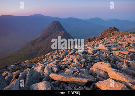 Sonnenuntergang über Tryfan vom Gipfel der Glyder Fach, Snowdonia-Nationalpark, Wales Stockfoto