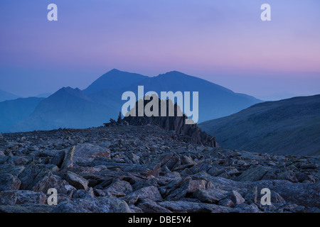 Castell y Gwynt - Burg des Windes mit Snowdon im Hintergrund vom Gipfel der Glyder Fach, Snowdonia-Nationalpark, Wales Stockfoto