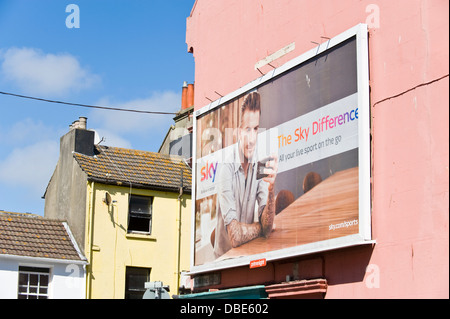 Sky Sports 48 Blatt Werbung mit Reklametafeln mit David Beckham auf primesight Standort an der Seite des Gebäudes in Brighton, East Sussex England Großbritannien Stockfoto