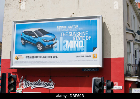 Renault Autos Werbung Plakatwand JCDecaux bauseits an Seitenwand des Gebäudes in Brighton East Sussex England UK Stockfoto