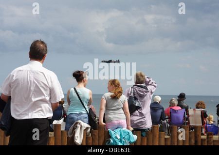 Die Zuschauer genießen die Fliege Vergangenheit auf der 25. Jahrestag Sunderland Airshow. Stockfoto