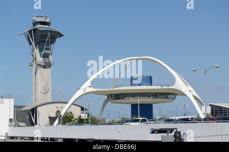 Los Angeles International Airport mit Kontrollturm und Thema Gebäude Stockfoto