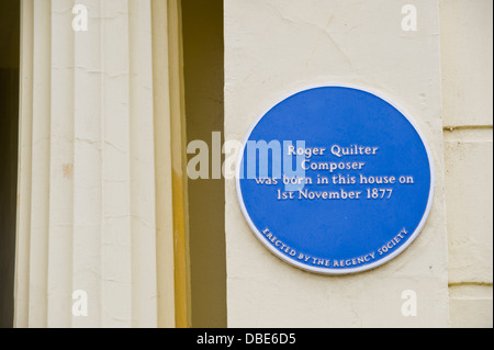 Blaue Erbe Plakette für Roger Quilter bei Brunswick Square Brighton East Sussex England UK Stockfoto