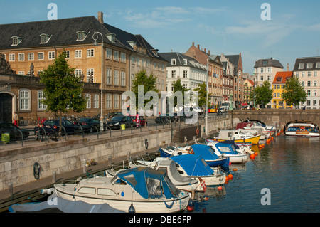 Dänemark. Kopenhagen. Slotsholmen. Boote vor Anker Fredericksholms Kanal entlang. Stockfoto
