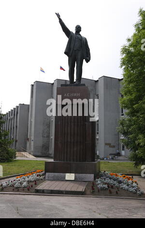 BALTYJSK, ROSJA 28.07.2013 SWIETO MARYNARKI WOJENNEJ FEDERACJI ROSYJSKIEJ W BALTIJSKU SIEDZIBIE FLOTY BALTYCKIEJ ZORGANIZOWANO WIELKA PARADE OKRETOW WOJENNYCH I SIL POWIETRZYCH MARYNARKI WOJENNEJ, POKAZY RATOWNICTWA und DESANTU MORSKIEGO N Z Pomnik Wlodzimierza Ilicza Ulianowa Lenina w Baltijsku FOT MICHAL FLUDRA / NEWSPIX.PL Baltijsk, Russland 28. Juli 2013 russische Marine Tag in Baltijsk mit großer Schiffe und Meer Luftwaffe Parade gefeiert.  Im Bild: Vladimir Ilyich Lenin-Denkmal in Kaliningrad Credit: Michal Fludra/Alamy Live News Stockfoto