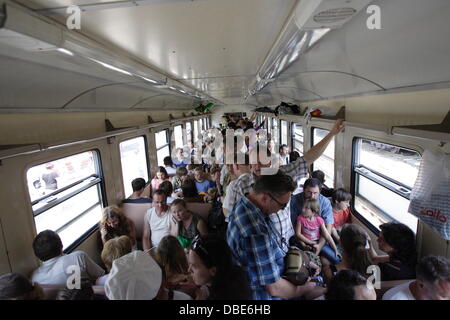 Baltijsk, Russland 28. Juli 2013 russische Marine Tag in Baltijsk mit großer Schiffe und Meer Luftwaffe Parade gefeiert.  Im Bild: Elektrichka - typisch russischen s-Bahn Credit: Michal Fludra/Alamy Live News Stockfoto