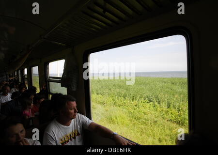 Baltijsk, Russland 28. Juli 2013 russische Marine Tag in Baltijsk mit großer Schiffe und Meer Luftwaffe Parade gefeiert.  Im Bild: Elektrichka - typisch russischen s-Bahn Credit: Michal Fludra/Alamy Live News Stockfoto