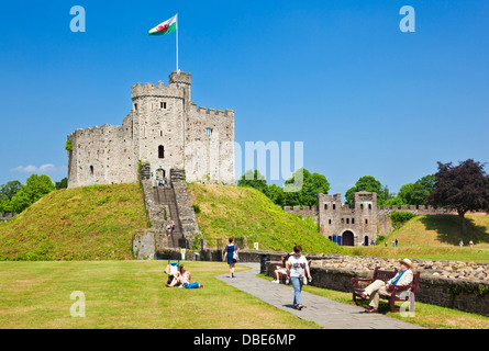 innen halten das Gelände des Cardiff Castle mit der Norman Cardiff South Glamorgan Wales Großbritannien GB EU Europa Stockfoto