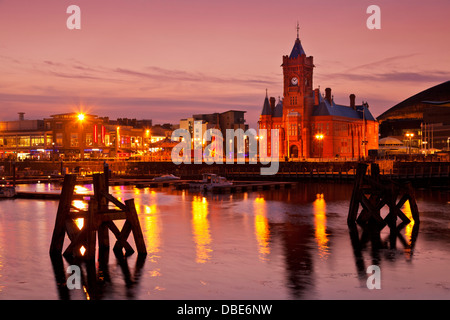 Cardiff Bay das restaurierte Pierhead-Gebäude in Cardiff Bay bei Nacht Cardiff South Glamorgan South Wales GB GB GB UK Europe Stockfoto